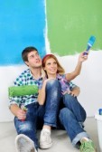 14170801-casal-jovem-e-feliz-pintura-na-cor-branco-da-parede-de-sua-nova-casa-verde-e-azul